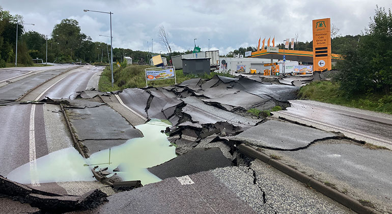 Bild på motorväg som spruckit och rasat ihop efter jordskred.