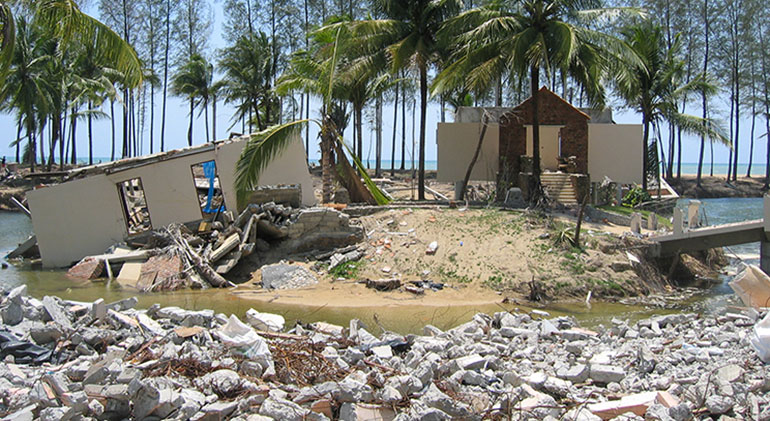 Förödelse efter tsunamin. Trasiga hus och bråte.