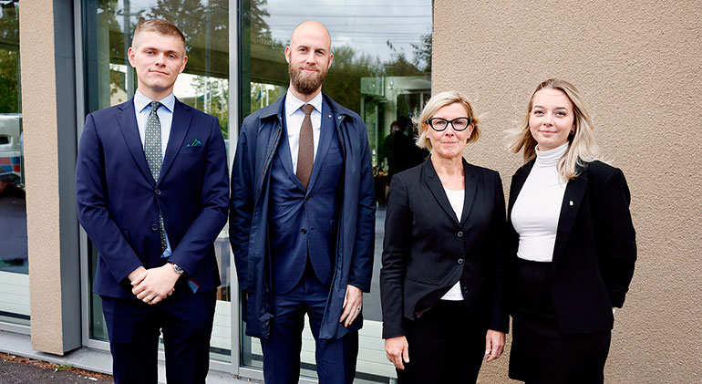 Två medlemmar i Projekt 32 står uppställda bredvid Carl-Oskar Bohlin och Helene Öhrling, stadsdirektör Västerås stad.