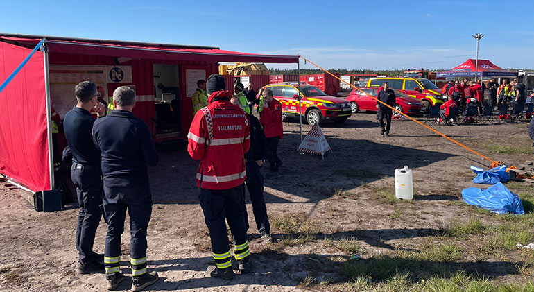 Personal från räddningstjänsten står och samtalar.