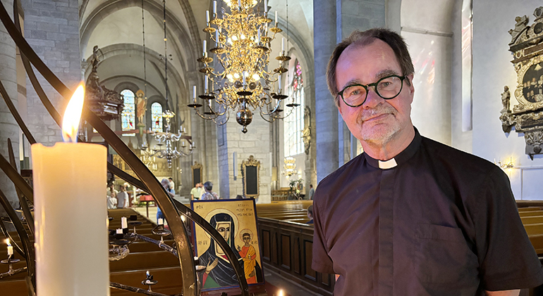 Manlig präst står i Visby domkyrka