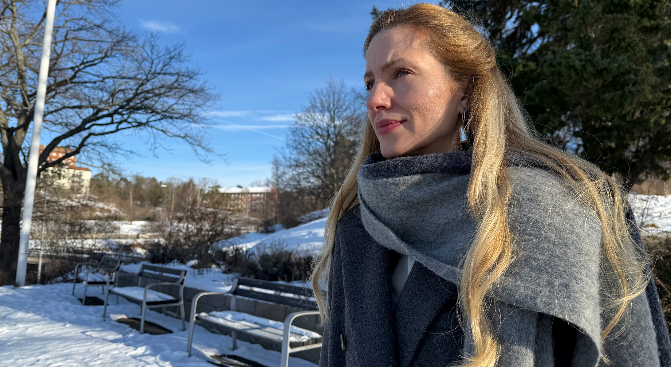 Blond kvinna i vinterkläder